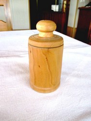 Le pot et son couvercle en bois de cerisier